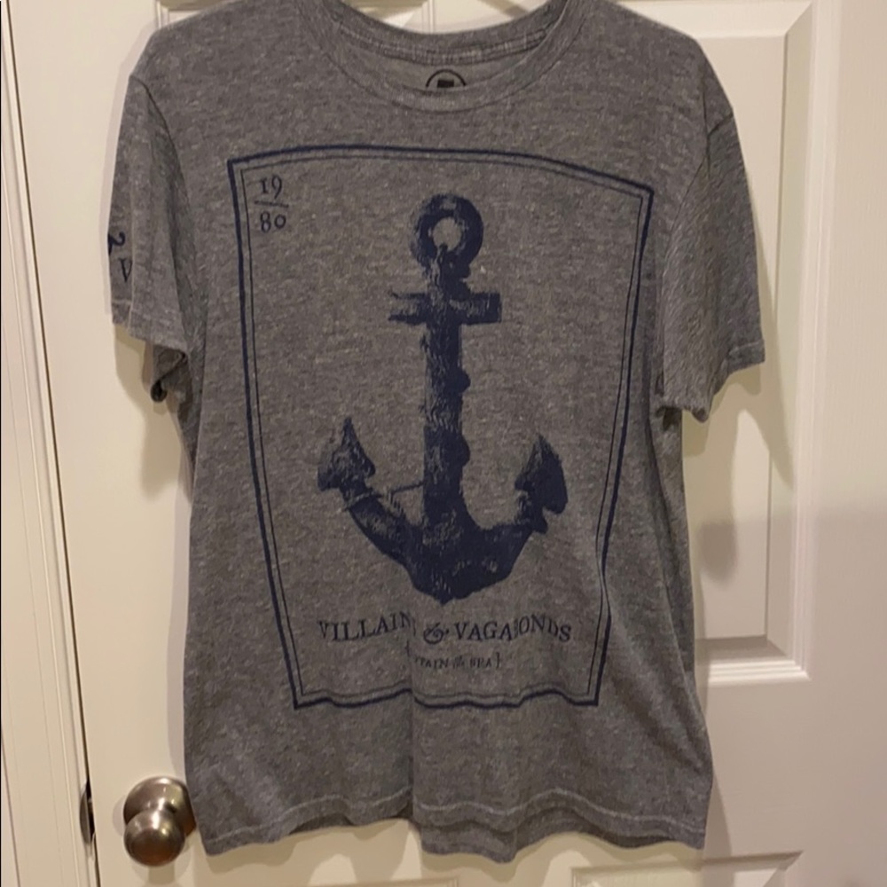 Grey anchor t-shirt. Beachy look